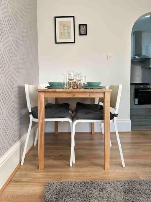 2 Bed Apt Sofa Bed Up To 6 Londres Exterior foto